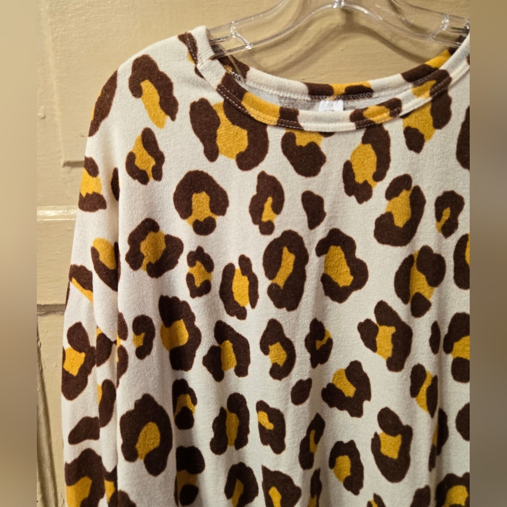 🌴CY Fashion Long Sleeve Animal Print Top NWT Size: Large - Picture 4 of 4